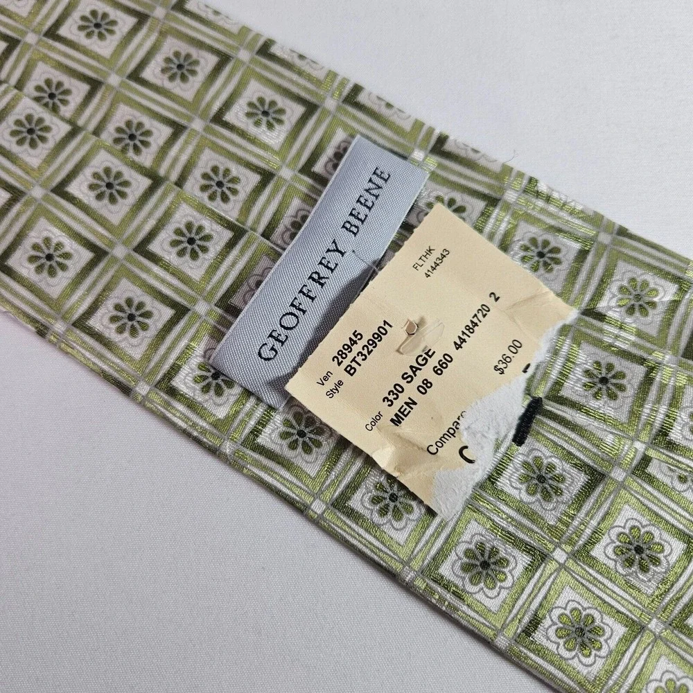 New Geoffrey Beene 100%‎ Silk Hand Made Tie Geometric Green 3.75